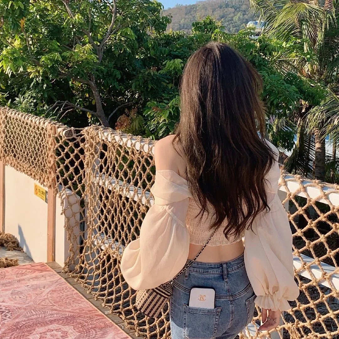 追梦的黎族女娃娃